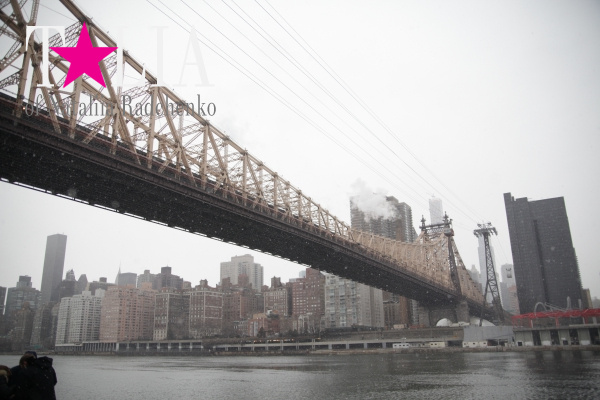 Канатная дорога Нью-Йорка или воздушный трамвай Roosevelt Island Tramway.